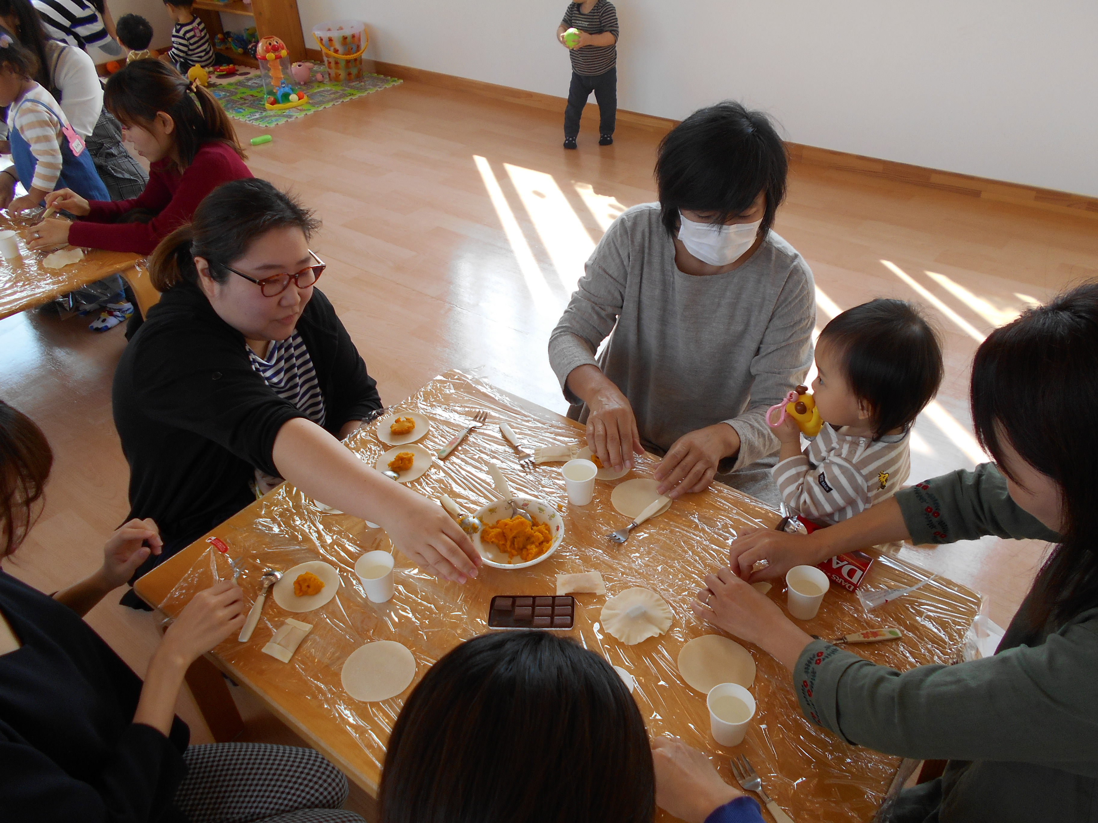 ☆子育て支援10月☆ハロウィンパーティー☆
~~~かぼちゃパイをみんなで作ろう!!~~~