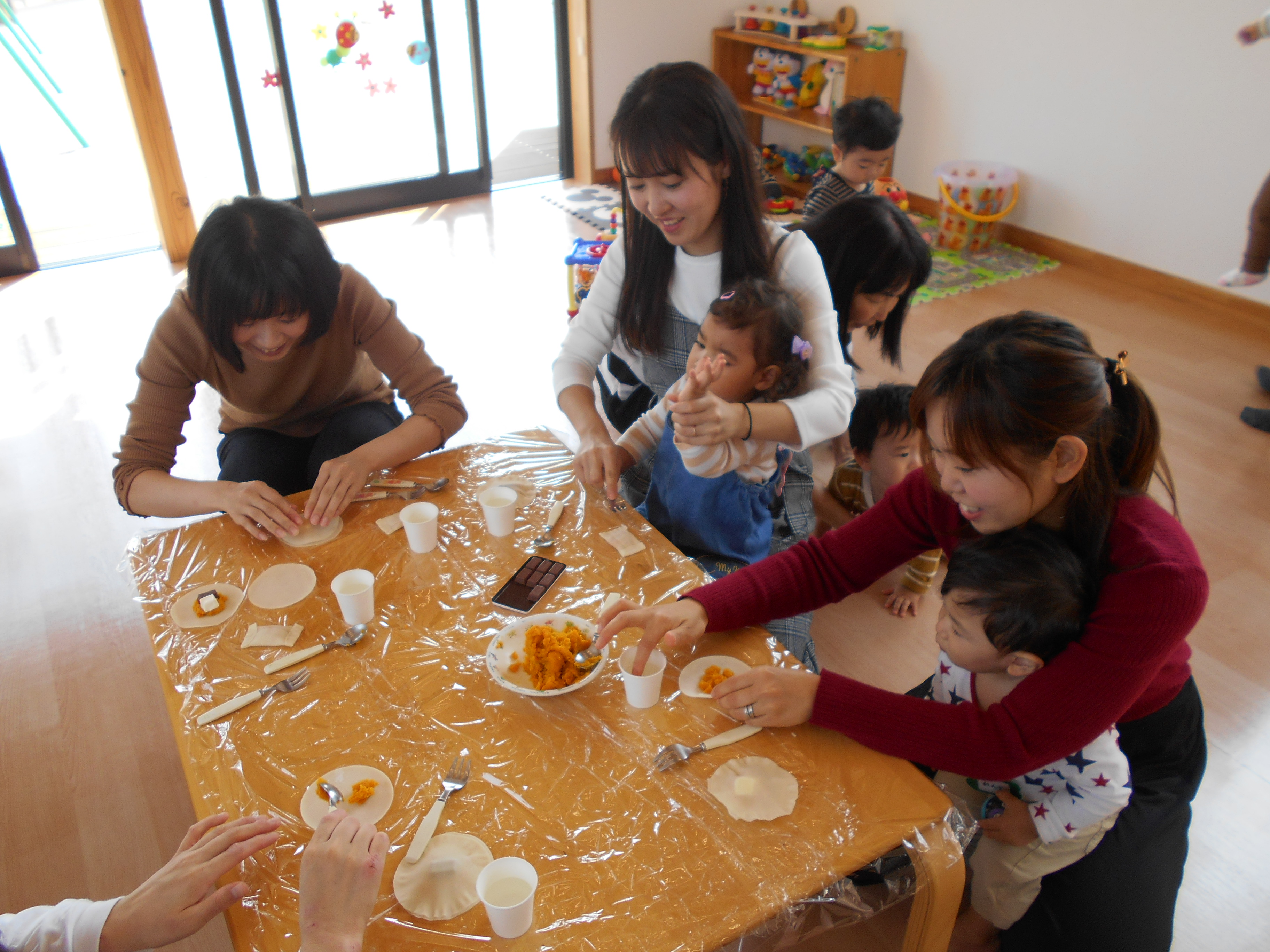 ☆子育て支援10月☆ハロウィンパーティー☆
~~~かぼちゃパイをみんなで作ろう!!~~~
