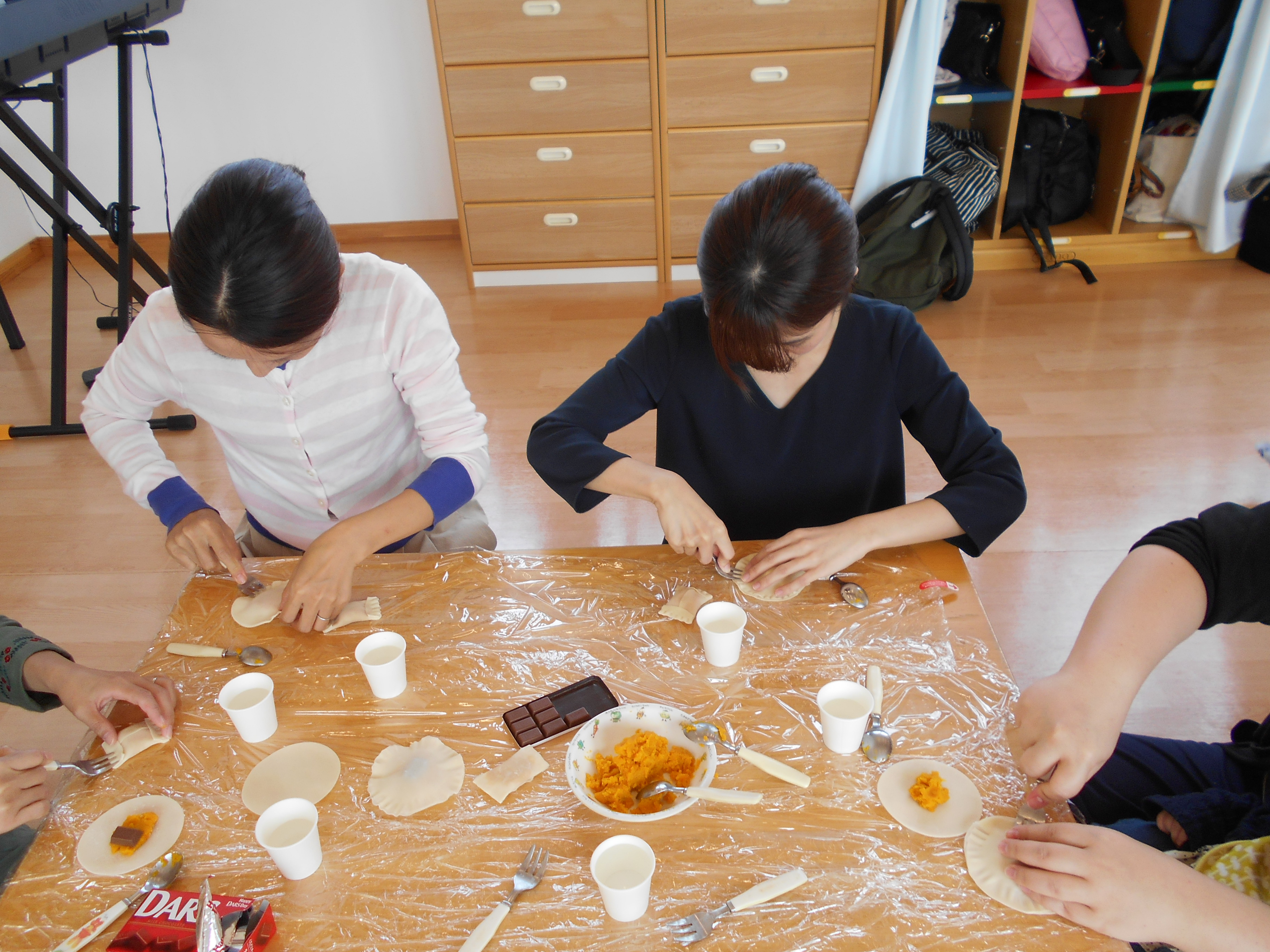 ☆子育て支援10月☆ハロウィンパーティー☆
~~~かぼちゃパイをみんなで作ろう!!~~~